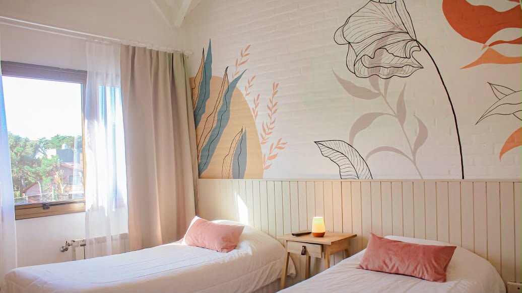 Habitación con mural en Solar Pampa