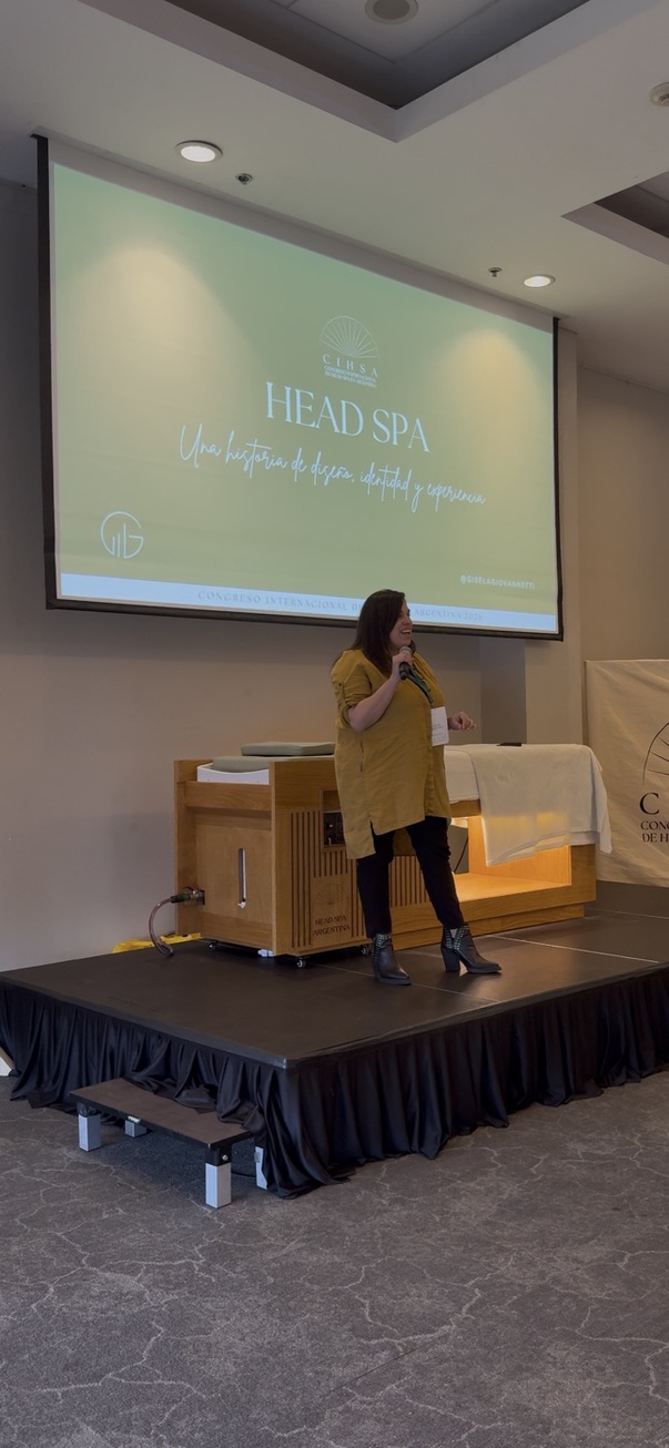 Gisela Giovannetti dando su charla en el Congreso Internacional de Head Spa
