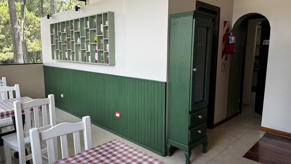 Salón de Pissa Pía con boiserie verde