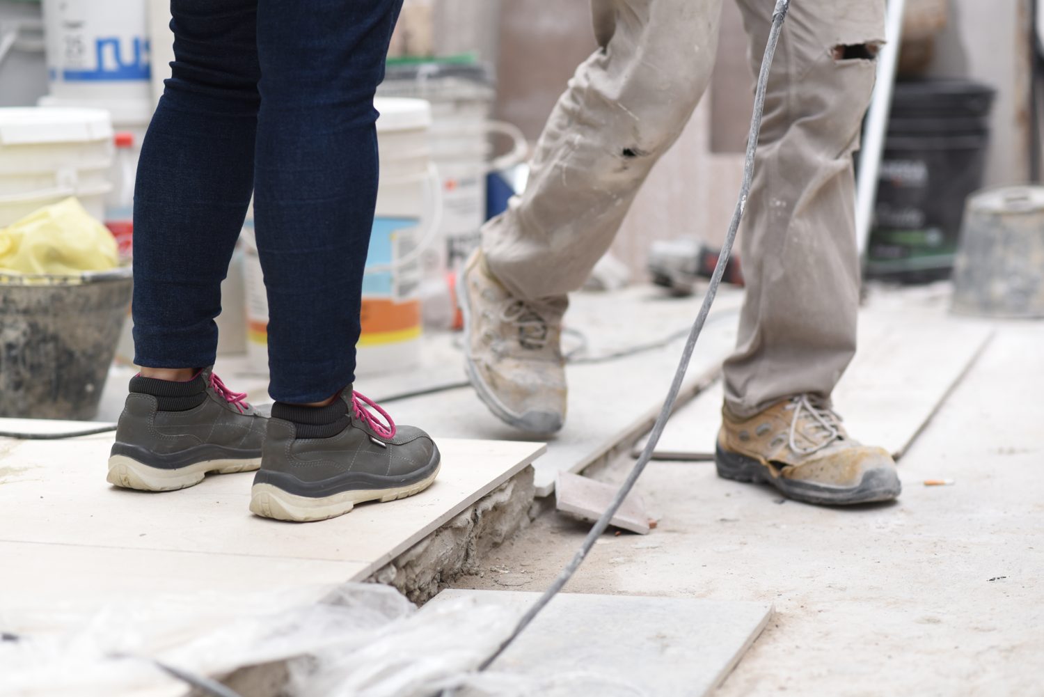 Zapatos de obra en plena construcción