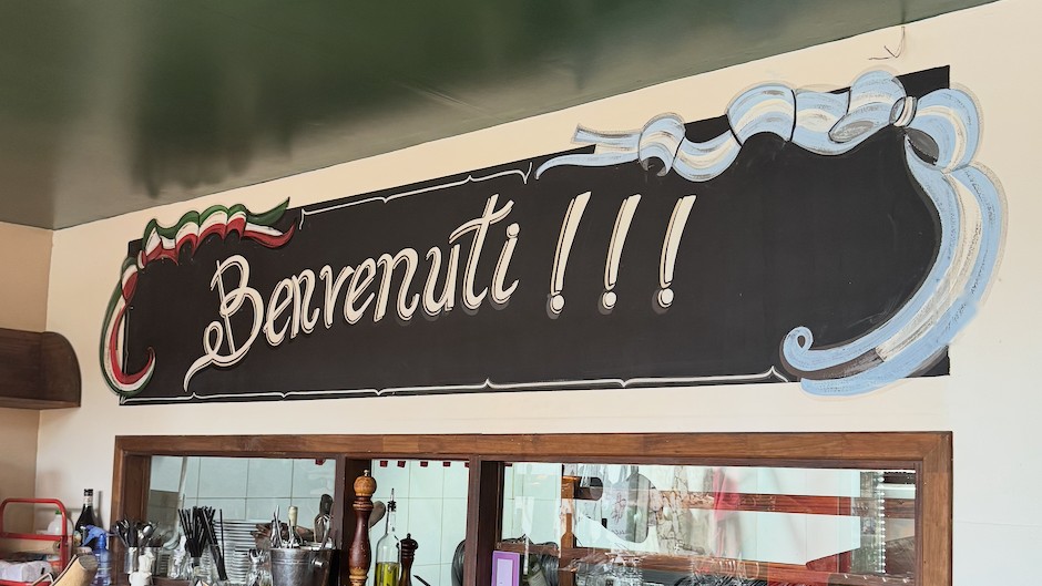 Cartel fileteado Benvenuti en Pissa Pía
