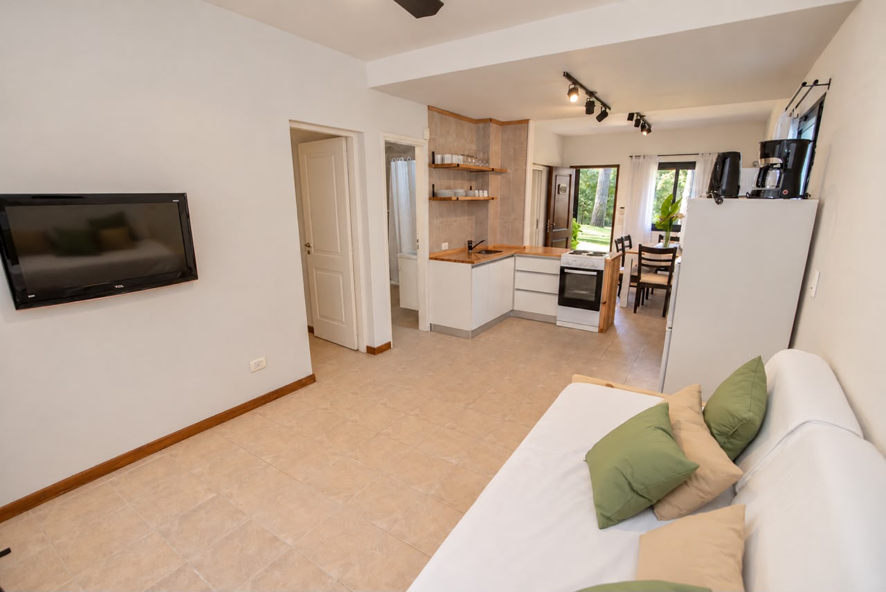 Living y cocina del departamento de tres ambientes