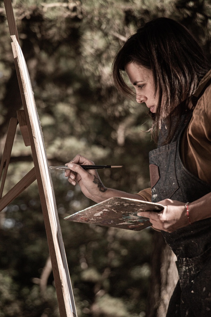Gisela pintando en el médano de Mar Azul