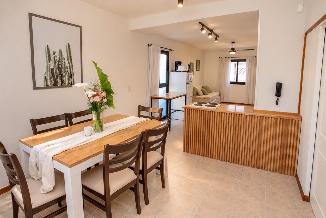 Comedor y cocina del departamento de tres ambientes