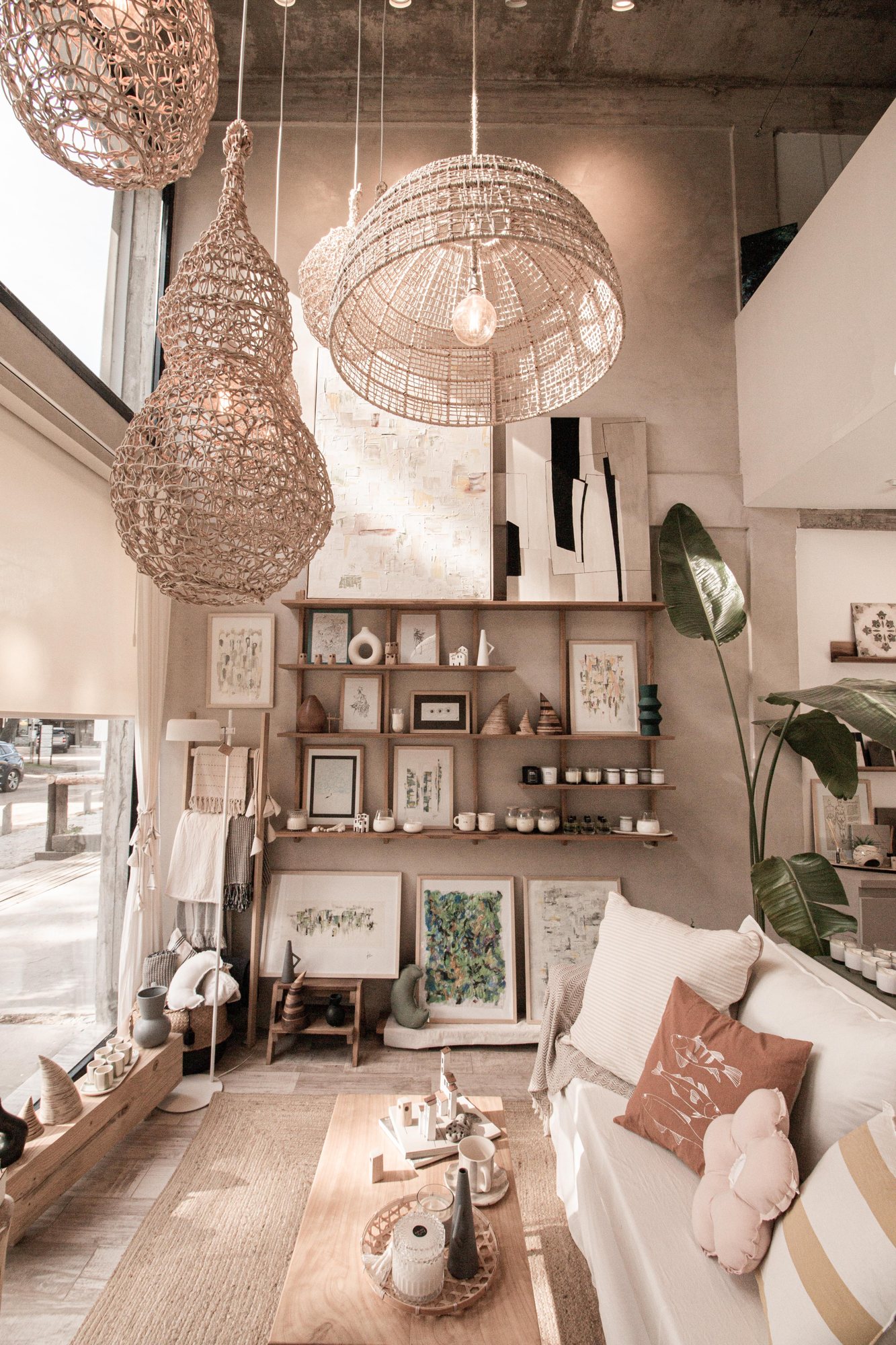Showroom del estudio en Mar Azul, con lámparas tejidas y luz natural