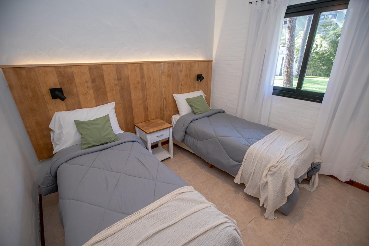 Dormitorio con dos camas
